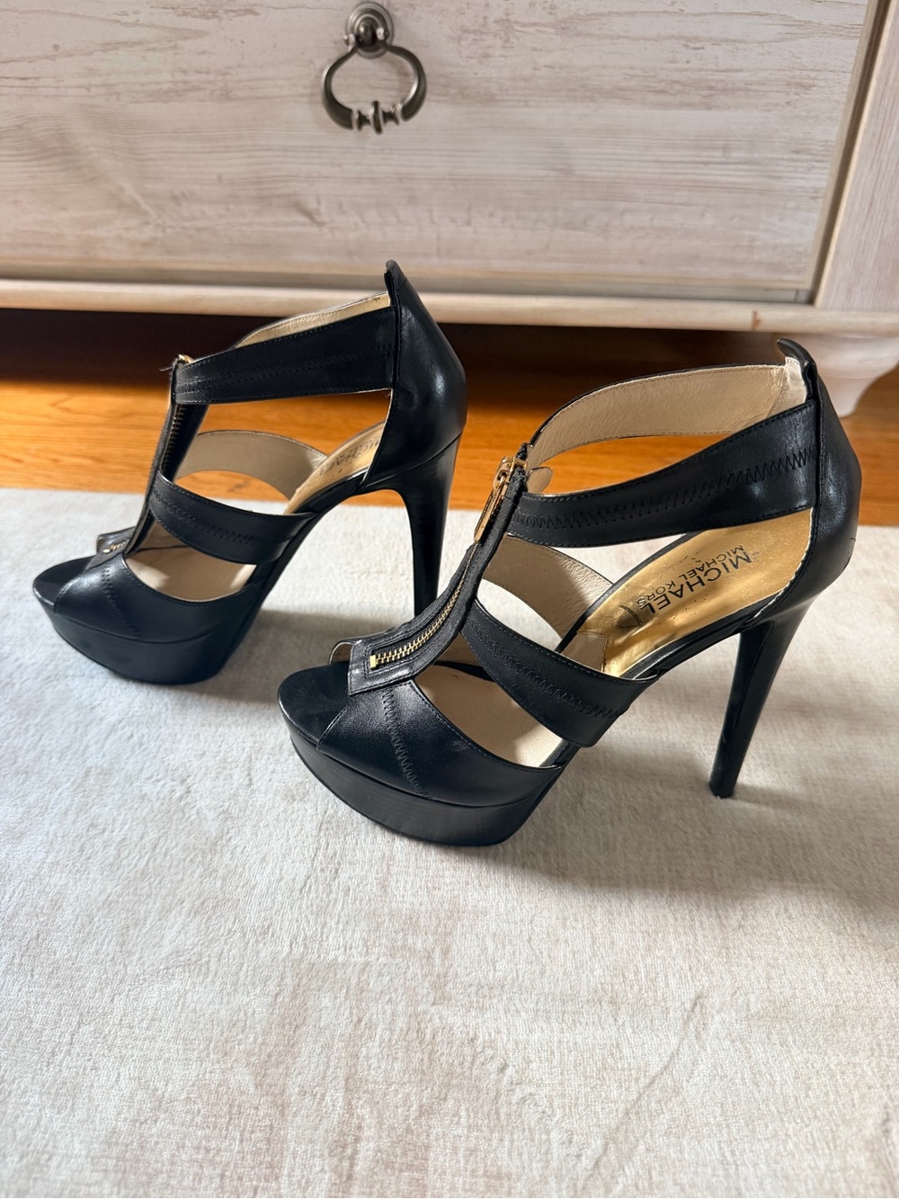 Michael Kors Black Leather T-Strap Platform Heels Size 8 Gold Zip - Picture 2 of 4